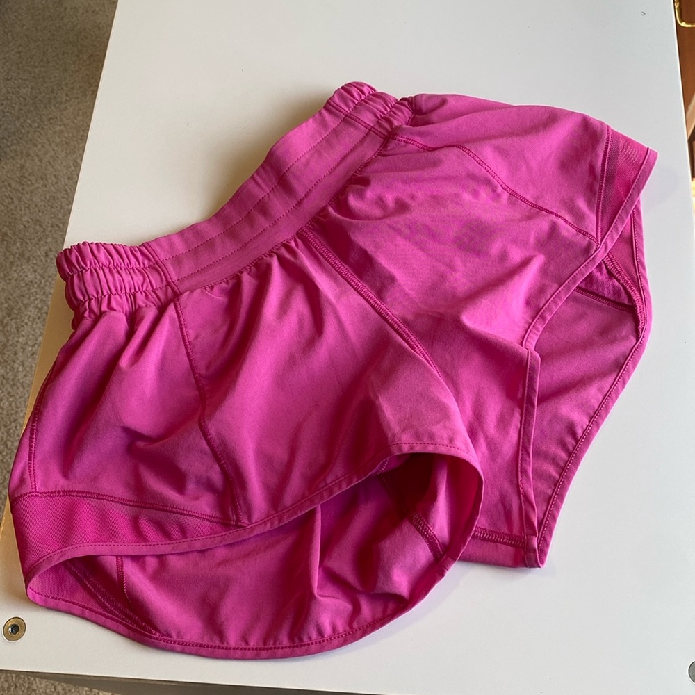 LULULEMON HOTTY HOT 2.5” SHORTS PINK